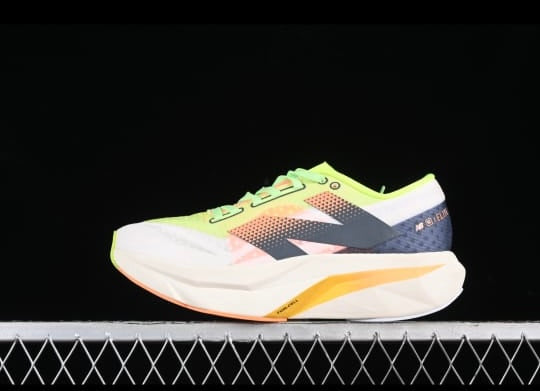 Tenis FuelCell Rebel V4 ( placa de carbono )
